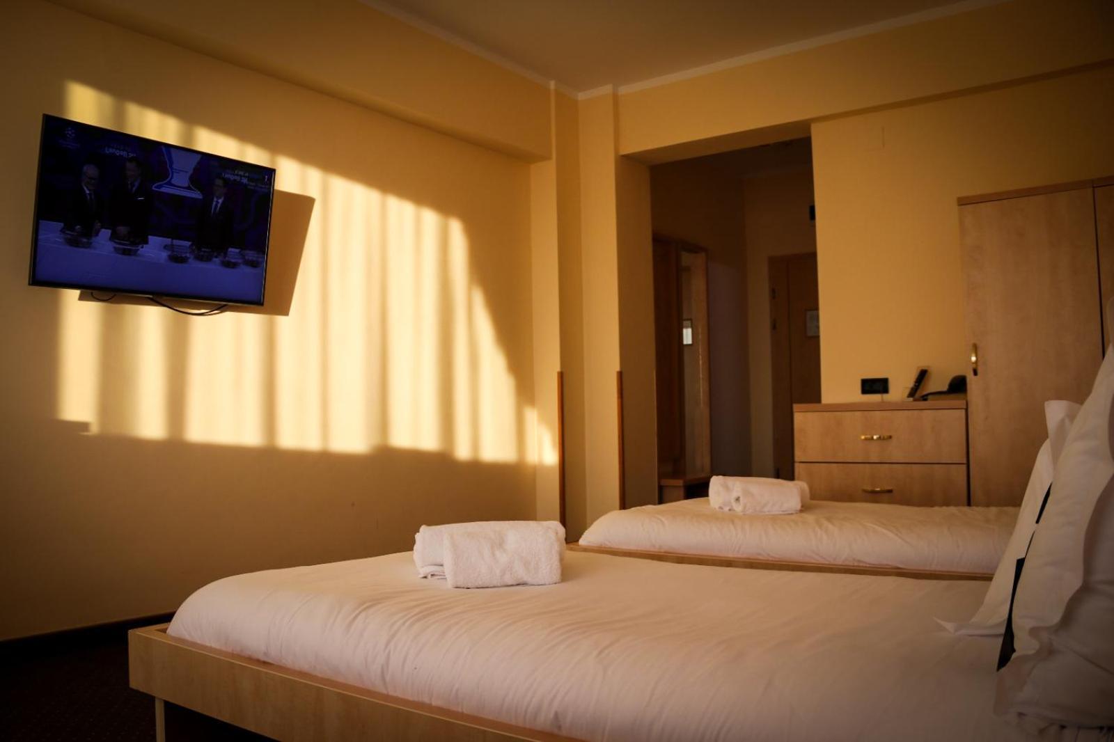 Hotel Clipa Drobeta Turnu Severin Exterior photo