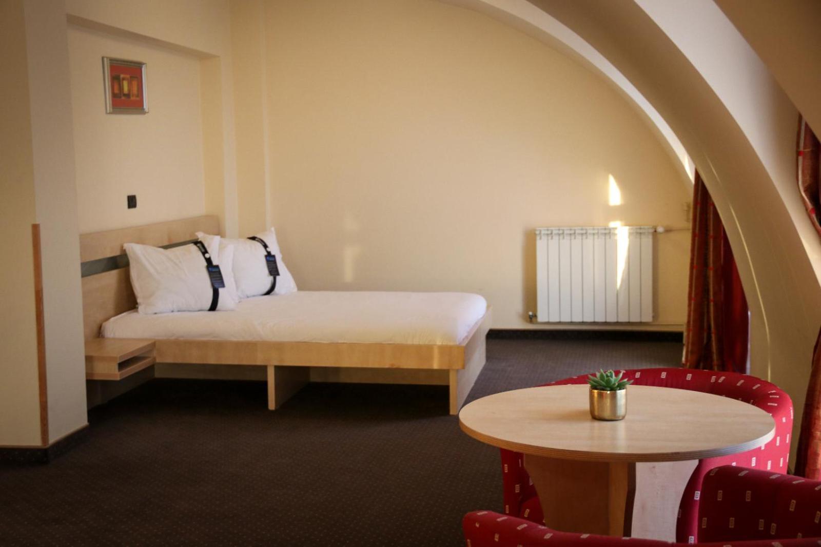 Hotel Clipa Drobeta Turnu Severin Exterior photo